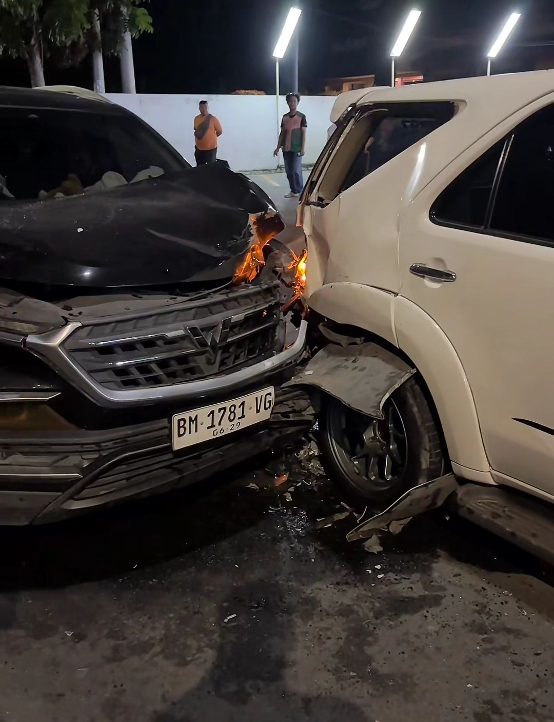 Tabrakan Tunggal di Jalan Sudirman, Dua Mobil Ringsek di Depan Rumah Makan Pagi Sore
