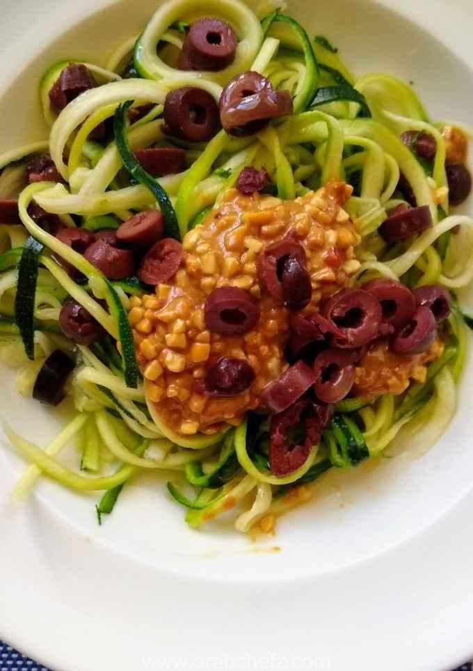 نودلز الكوسا السريعة طبق نودلز الكوسا الجاهز للتقديم