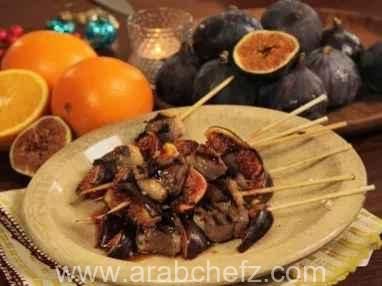 أسياخ بط وتين مشوية جاهزة للتقديم على طبق