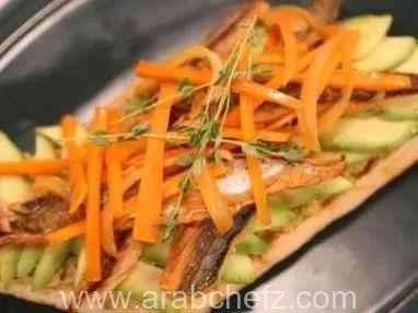 طبق كالا إن إسكابيش الإسباني الجاهز للتقديم مع خبز سياباتا و تابيناد الزيتون