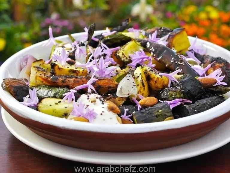 خضروات موسمية مشوية مع بذور وزبادي