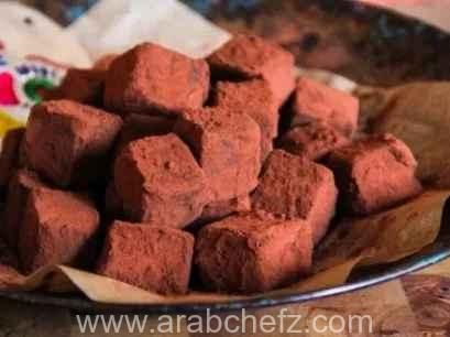 كرات الشوكولاتة الحارة بالشطة جاهزة للتقديم