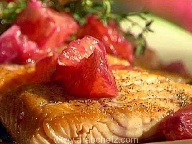 سمك السلمون بالصوص الحار مع صلصة الحمضيات