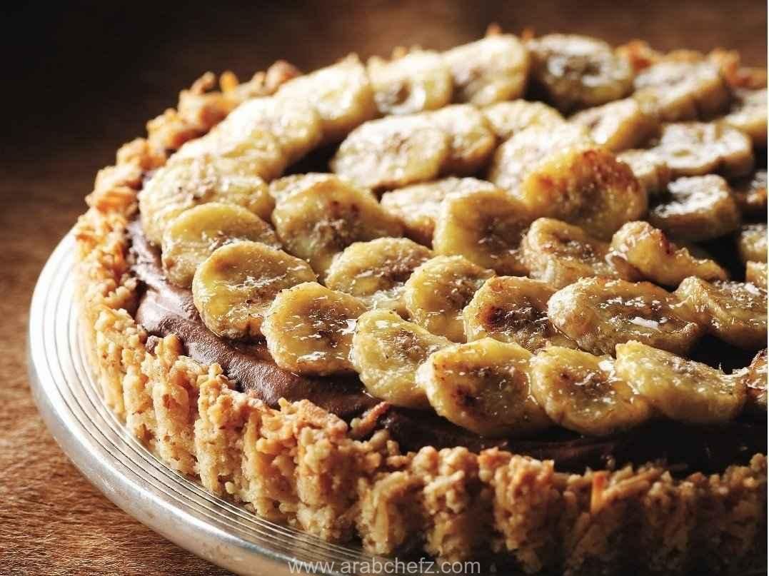 طريقة تحضير فطيرة الشوكولاتة الداكنة والموز الكراميل فطيرة الشوكولاتة الداكنة والموز الكراميل جاهزة للتقديم