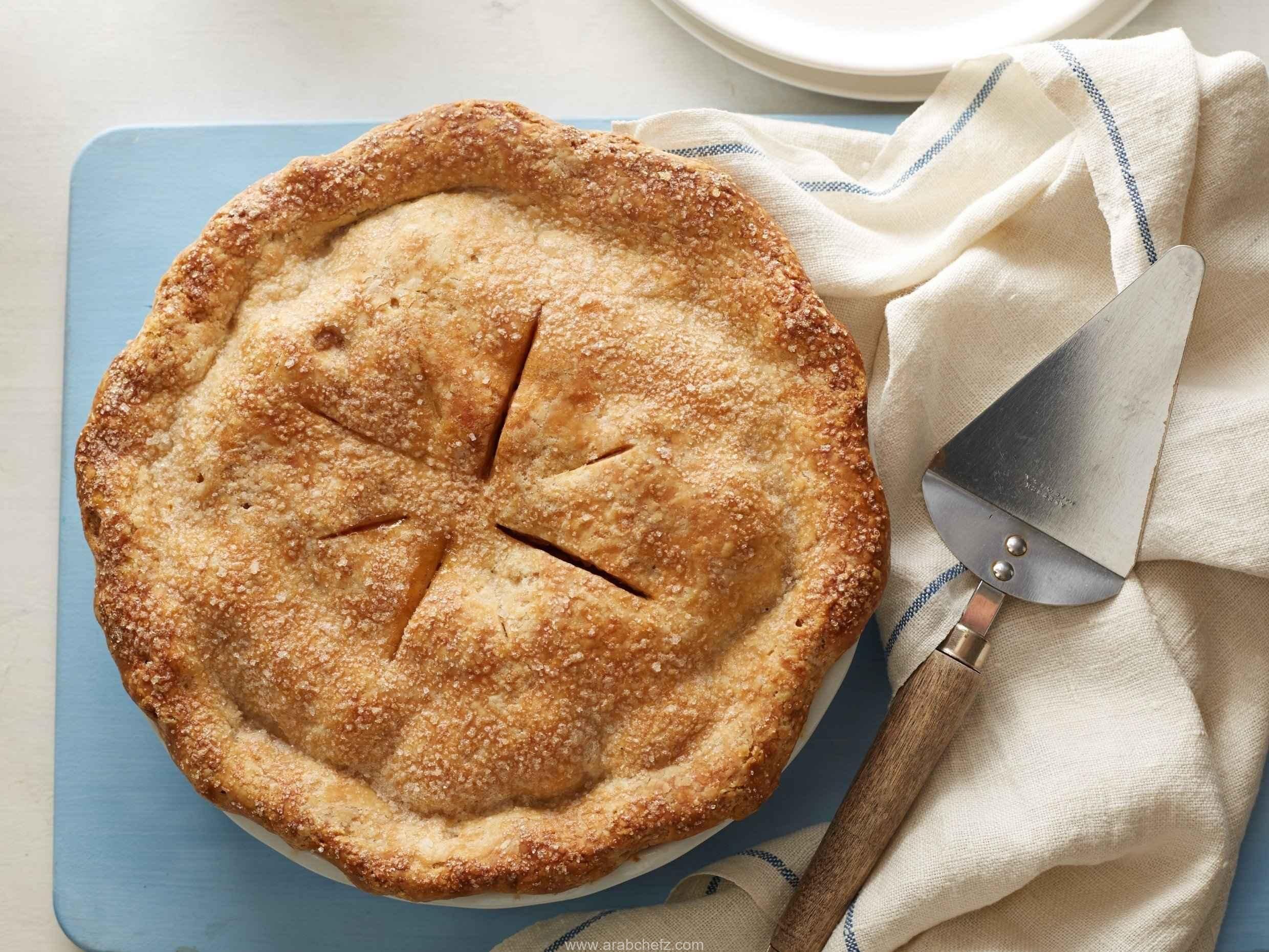 فطيرة تفاح نباتية عميقة ذهبية اللون مع قشرة مقرمشة