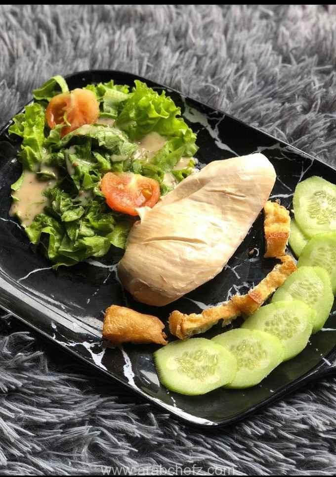 طريقة تحضير سلطة صدر الدجاج بصلصة السمسم سلطة صدر دجاج مع صلصة السمسم وخضروات طازجة