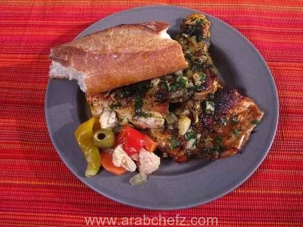 طبق سمك الإسكابيش (Escabeche) الجاهز للتقديم مع الخبز