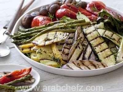 طبق إسكاليفادا إسباني تقليدي من الفلفل الأحمر والباذنجان المشوي مع الأنشوجة