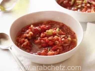 طبق غازباتشو إسباني بارد منعش مع قطع خضروات صغيرة للتزيين