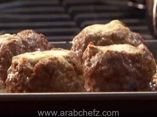 طريقة تحضير كرات اللحم المحشوة بالجبنة الزرقاء كرات اللحم المحشوة بالجبنة الزرقاء مع صلصة الطماطم الكريمية