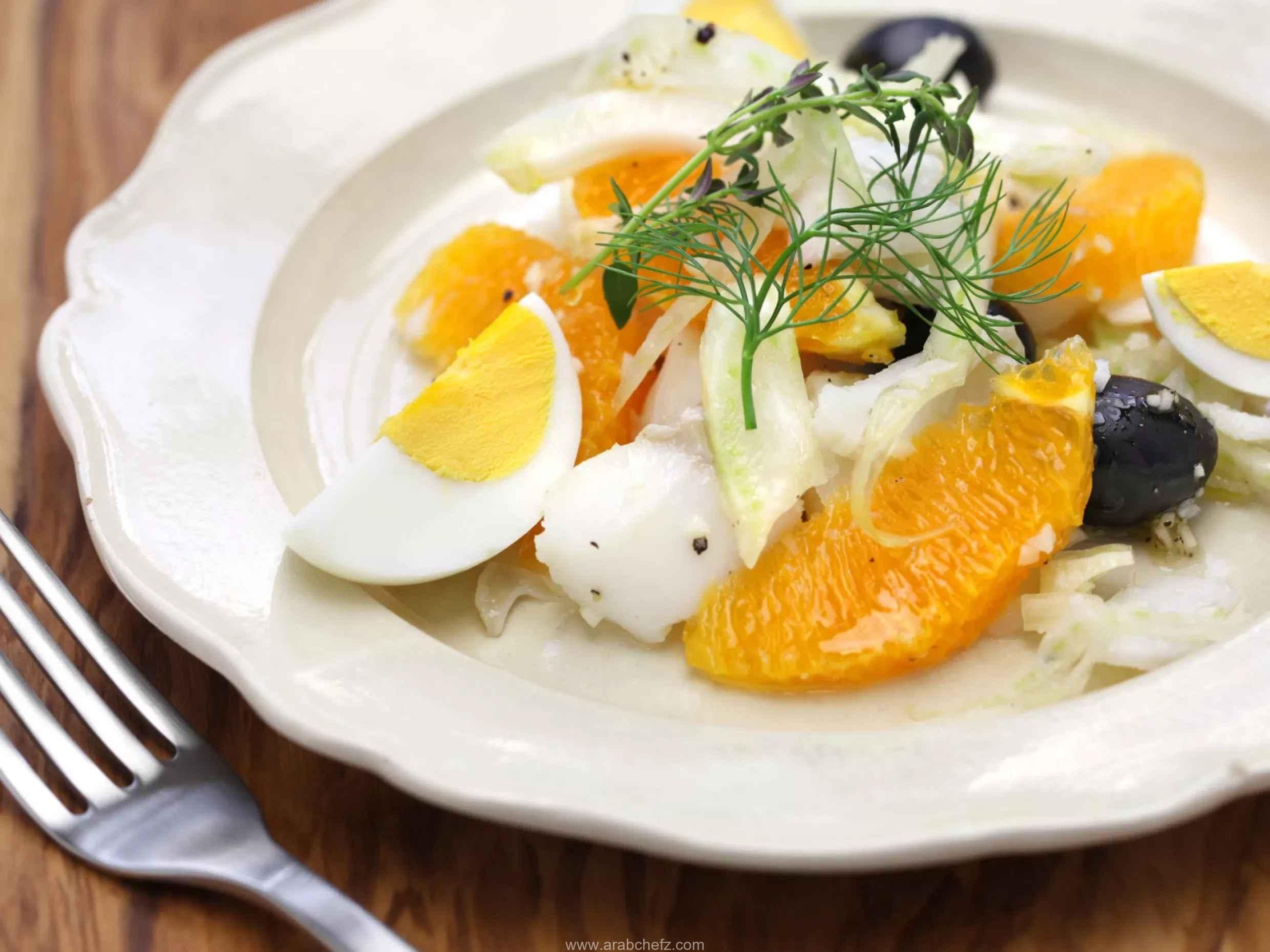 طبق سلطة القد البرتقالية مع الزيتون والرمان