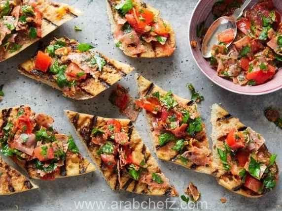 طبق خبز الطماطم والسوبريساتا المشوي الإيطالي المقرمش