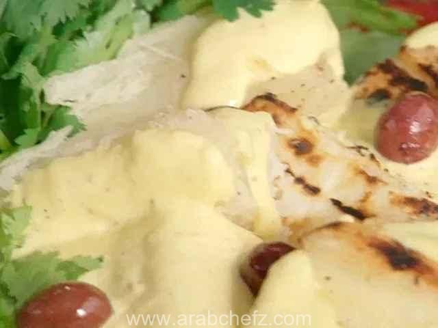 طبق يوكا مشوية مع صلصة هوانكاينا