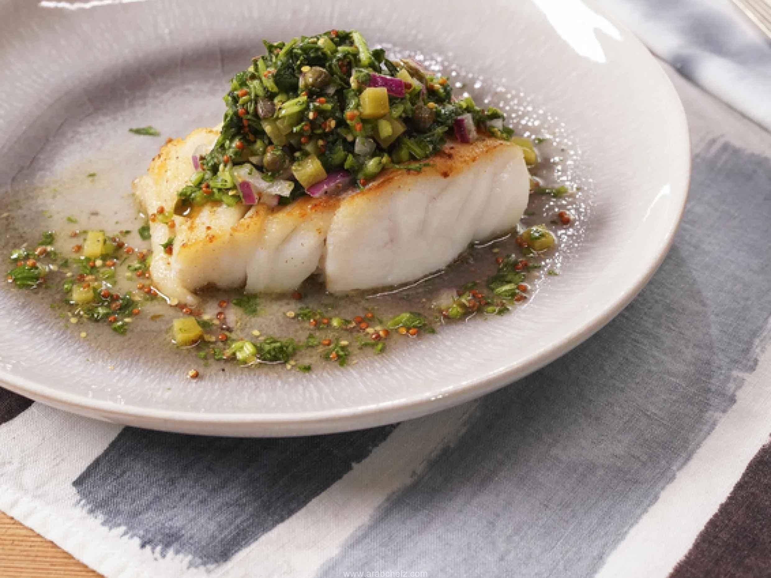 طبق سمك الهيك في صلصة خضراء كريمية مع بقدونس
