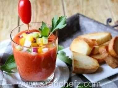 طبق غازباتشو يدوي الصنع الإسباني البارد مع مكونات طازجة