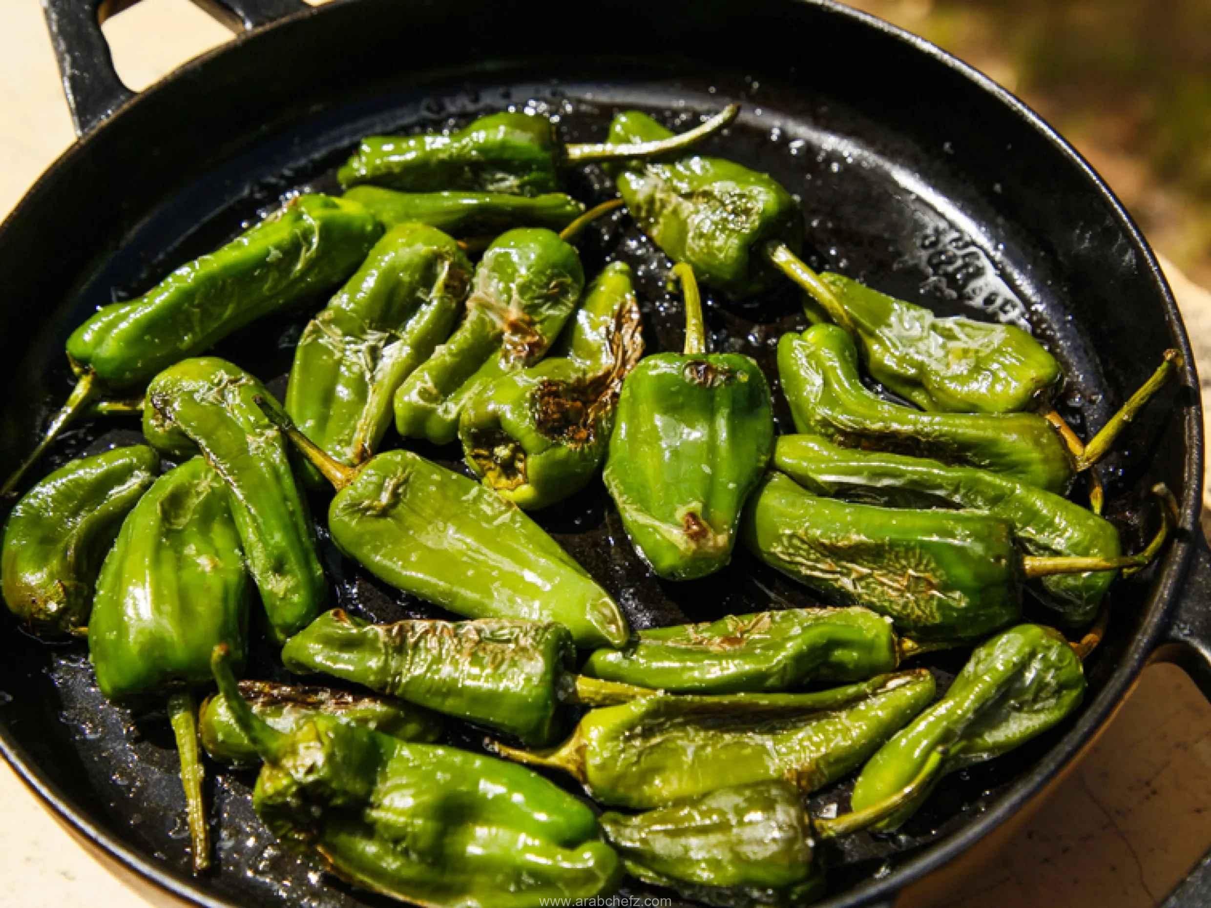 طبق فلفل بادرون مقلي ومُرشّح بملح البحر الخشن