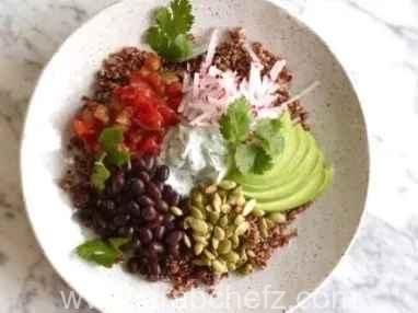 طريقة تحضير Mexican Quinoa Breakfast Bowl Mexican Quinoa Breakfast Bowl جاهز للتقديم