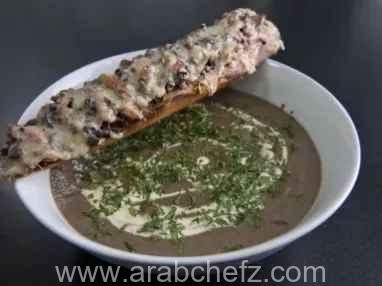 شوربة المشروم مع الكروتونات بالبيكون والجبنة