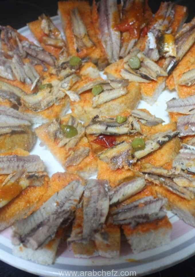 خبز بالطماطم والسردين