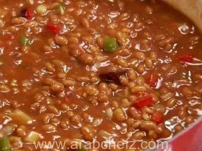 طبق فاصولياء مخبوزة أمريكية شهي مع لحم مقدد مقرمش