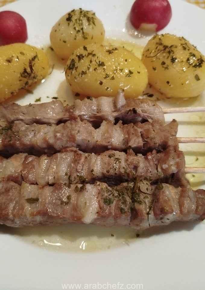 سيخ لحم الضأن مع بطاطس مشوية