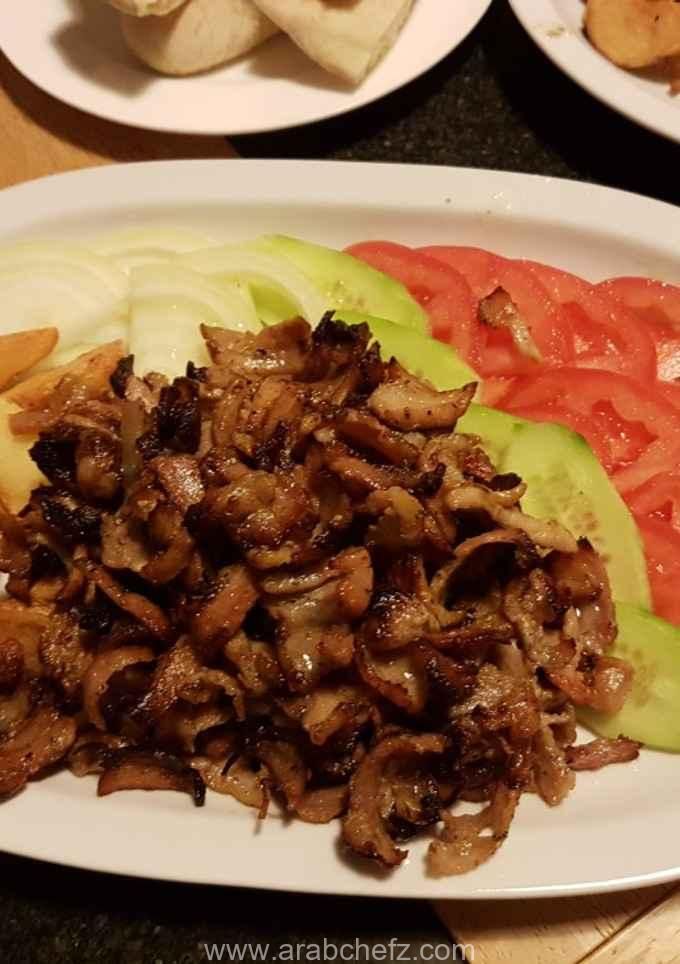 طبق لحم الخنزير الجيروسكوبي مع الخضار والخبز