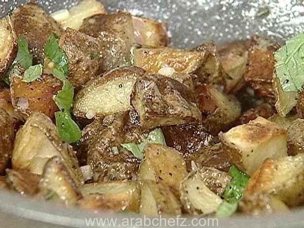 طريقة تحضير سلطة البطاطس الملونة سلطة البطاطس الملونة باللون الأحمر والأبيض والأزرق