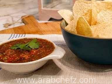 طبق تقديم صلصة الطماطم المشوية (سالسا أسادا) المكسيكية الطازجة