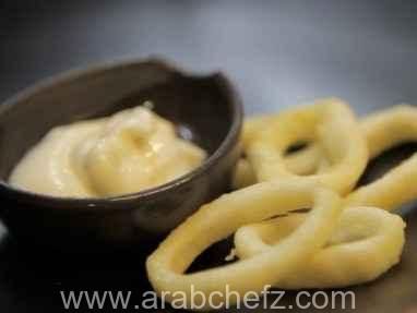 وعاء زجاجي يحتوي على صلصة الأليولي الإسبانية الكريمية البيضاء جاهزة للتقديم