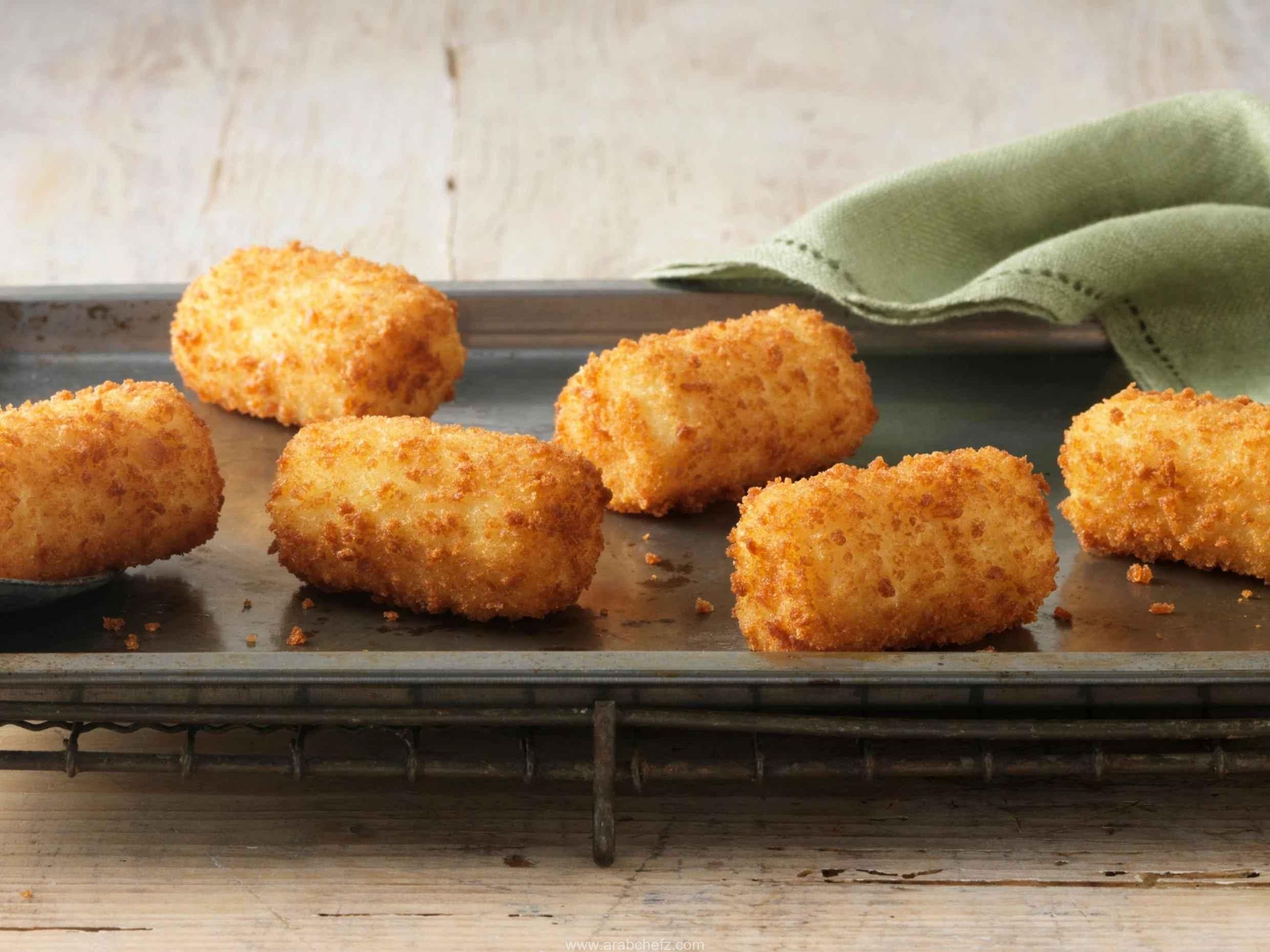 طبق كروكيتاس السيرانو والمانشيجو الذهبية المقرمشة مع صوص الروميسكو