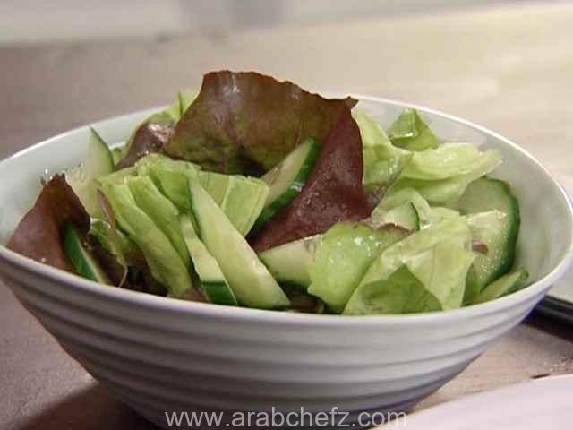طبق سلطة جانبية طازجة مع خس أحمر وخيار وتتبيلة الليمون والعسل