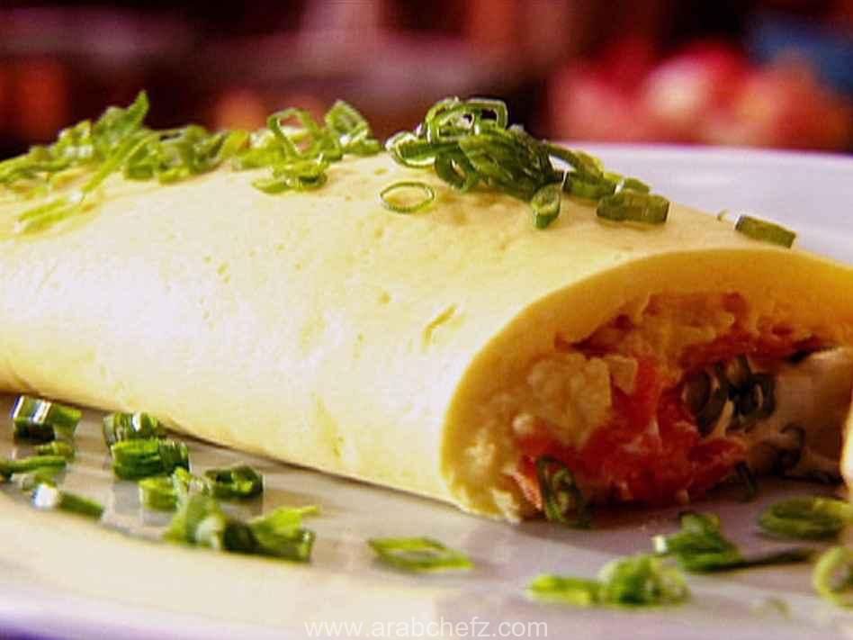 أومليت السلمون المدخن مع جبنة الكريم والبصل الأخضر