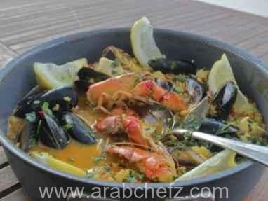 طبق أرز رطب إسباني مع مأكولات بحرية متنوعة وليمون