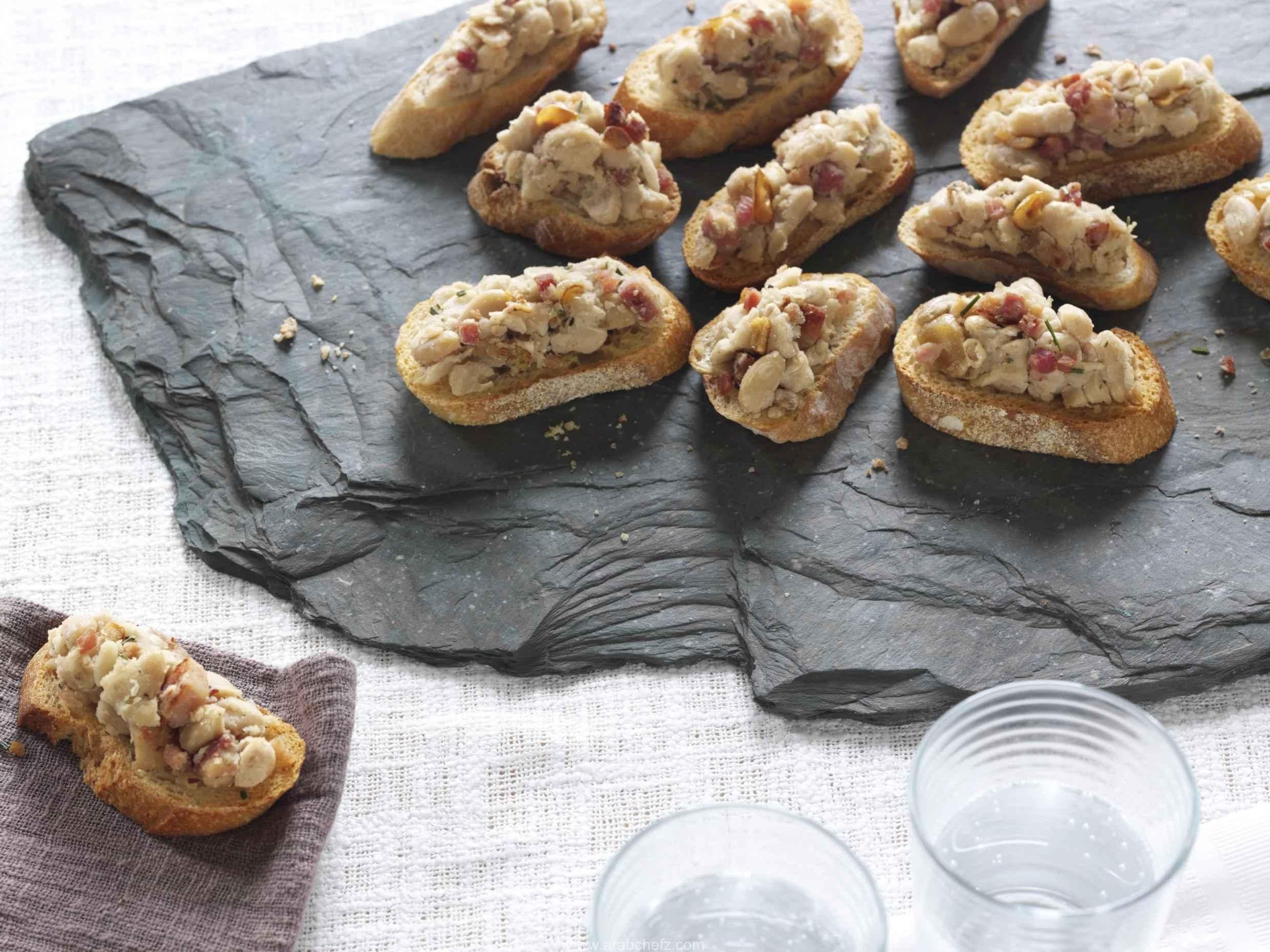 طبق كروستيني الفاصوليا البيضاء والروزماري الإيطالي المقرمش