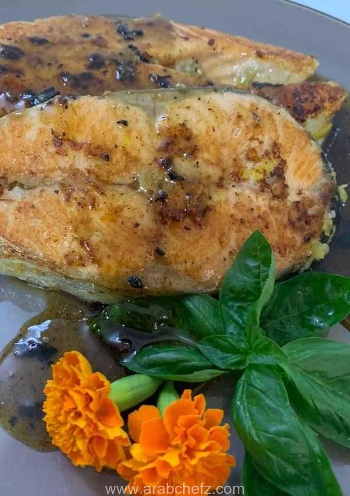 سمك سلمون بصوص العسل والثوم والليمون