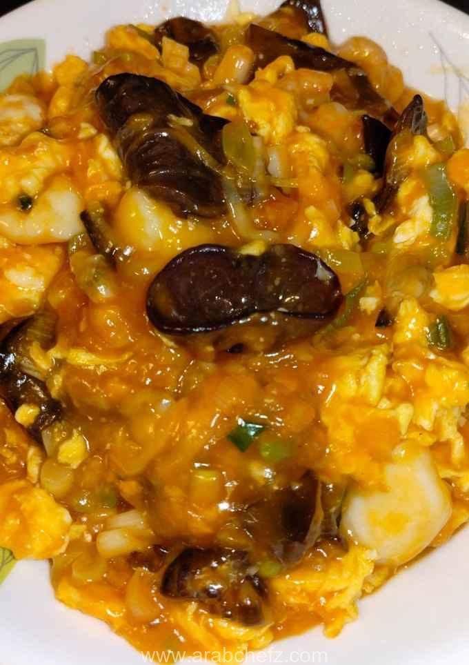 مقلوبة المأكولات البحرية مع الفطر الأسود والبيض