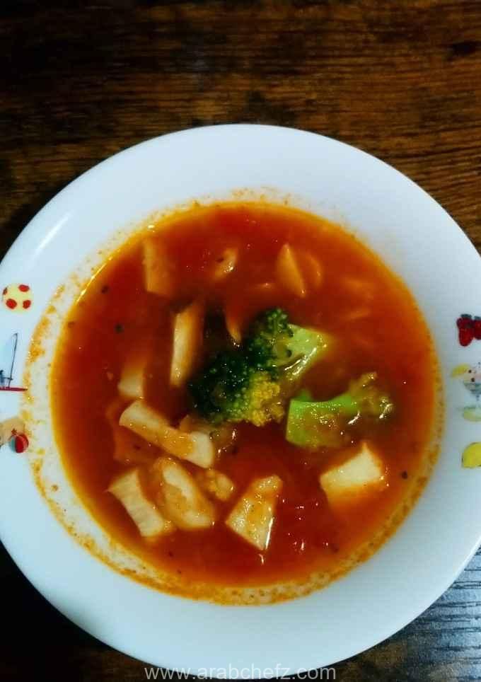شوربة الطماطم بالمأكولات البحرية