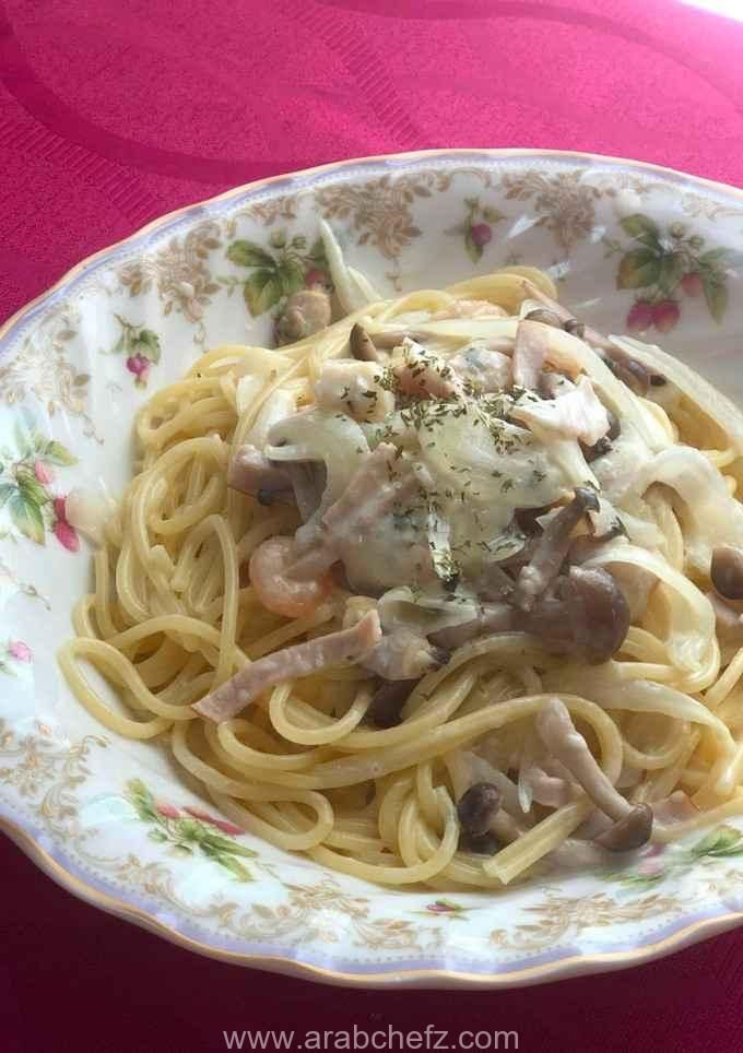 معكرونة بالكريمة والمأكولات البحرية