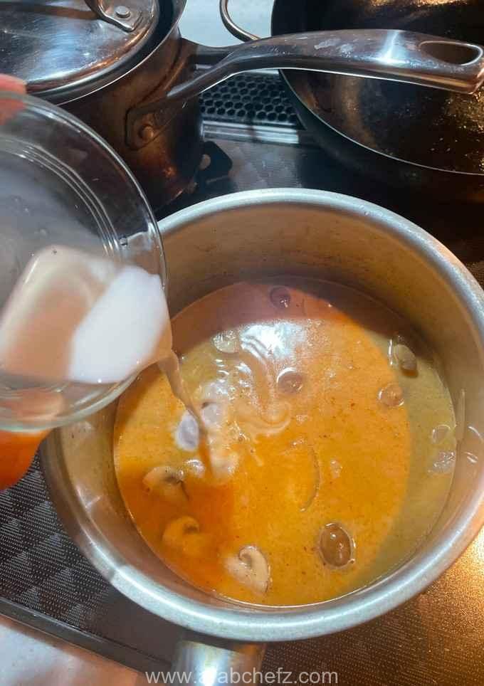 شوربة المأكولات البحرية التايلاندية الحارة