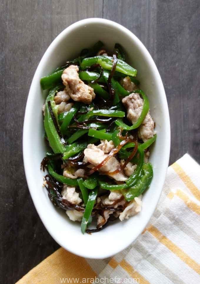 سلطة الفلفل الرومي مع لحم الخنزير وطحالب الملح