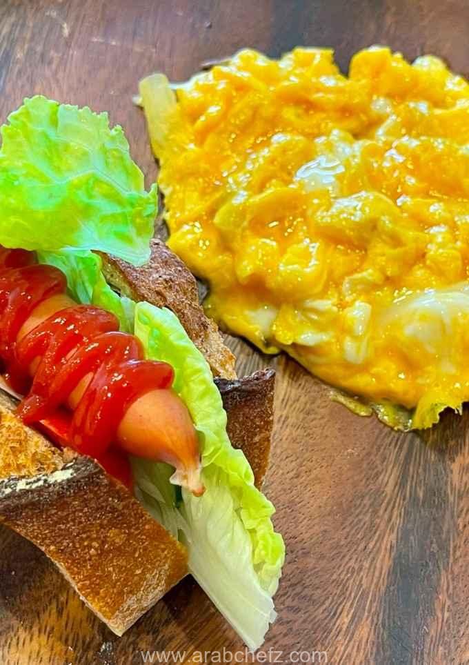 ساندويتش النقانق والبيض مع شوربة الكاري