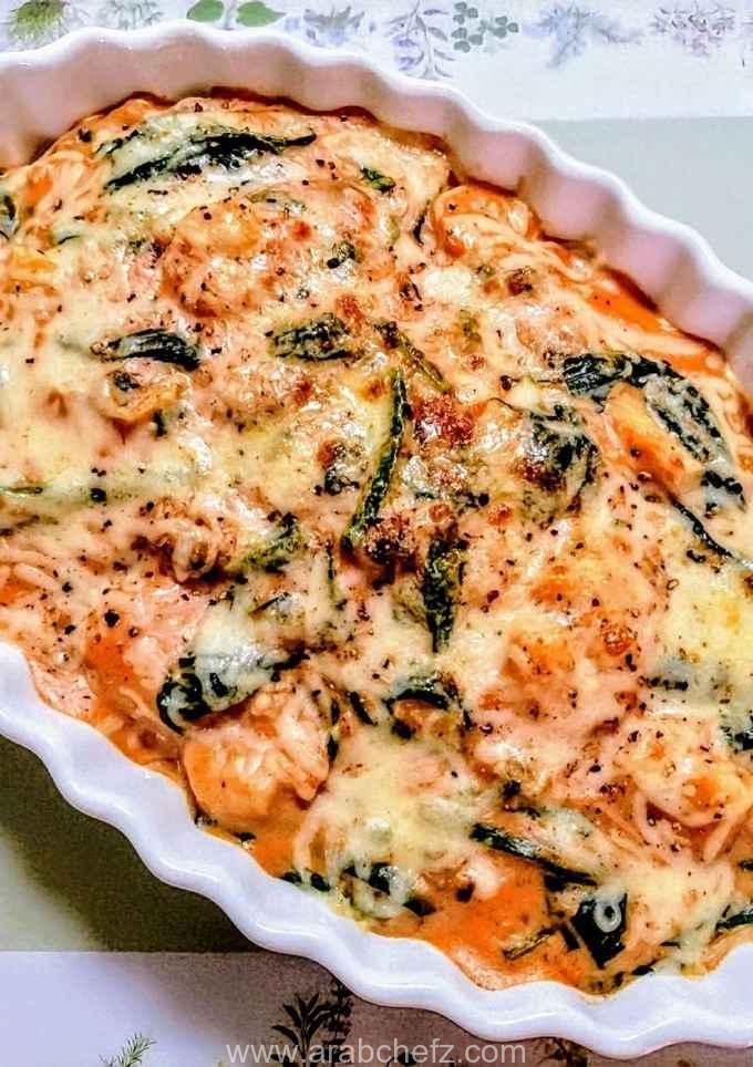 أرز بالمارينا بالطماطم والمأكولات البحرية