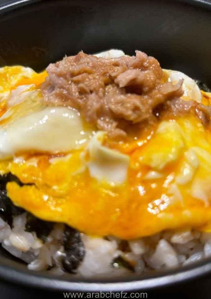 طبق الإفطار الياباني مع البيض والتونة والأرز