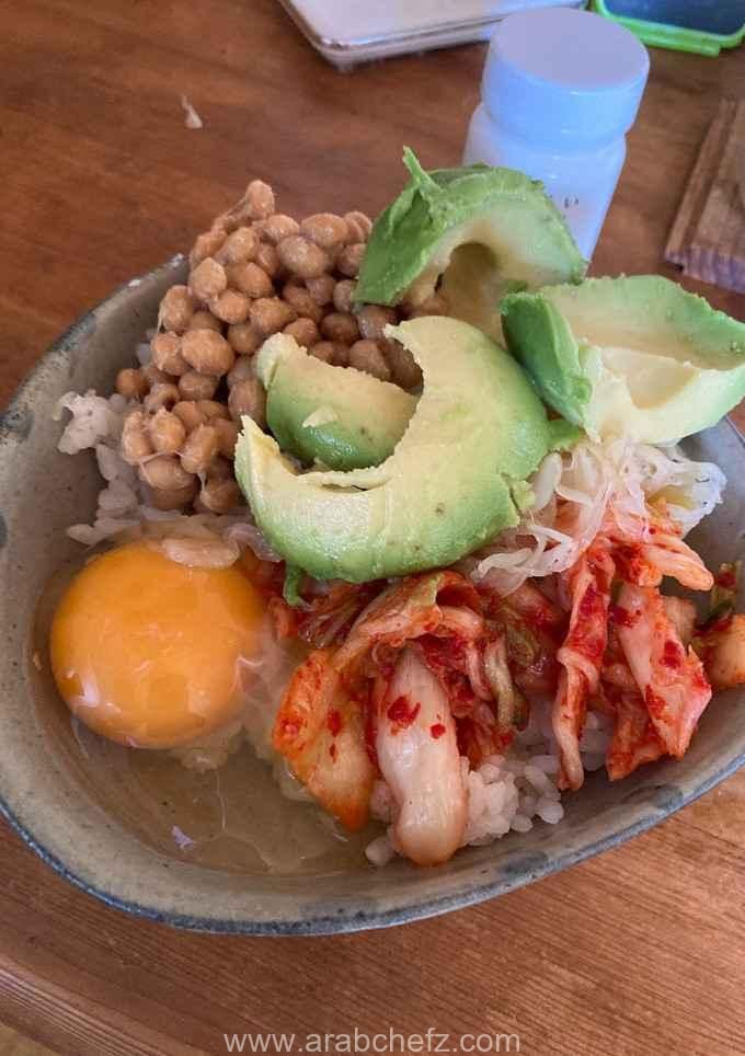 طريقة تحضير الإفطار السريع إفطار سريع مع أرز وبيض وكيمتشي وأفوكادو