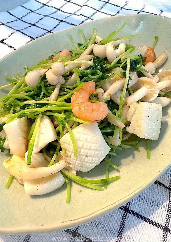 طبق مقلية المأكولات البحرية مع براعم الفول والفطر