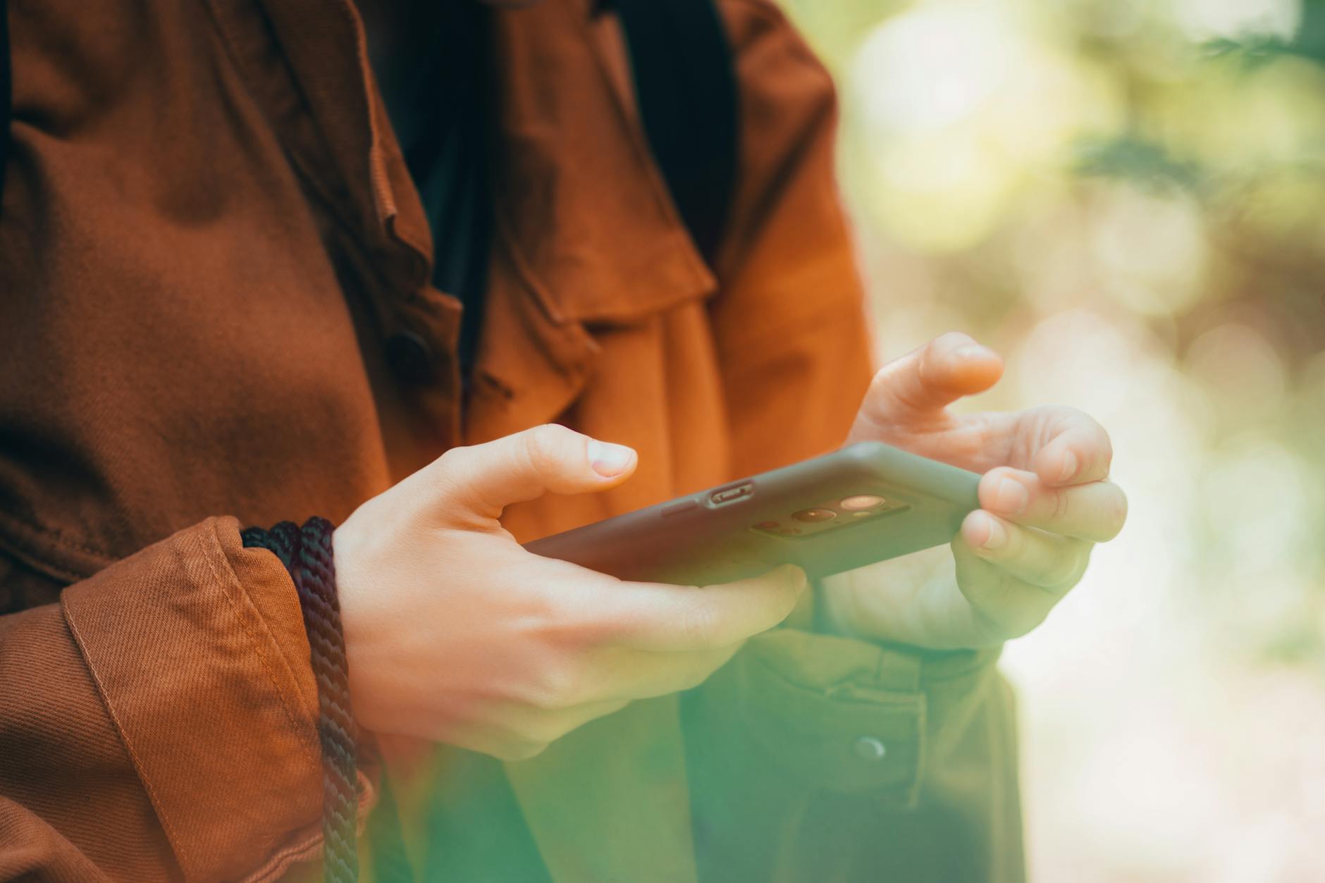 Calendar and smartphone displaying dates and booking sites for scheduling wellness retreats in 2026