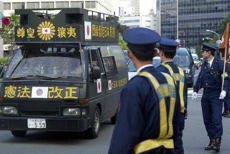 日本极右翼到底攘的是哪个“夷”？随便浏览下 𝕏，就发现日本人极右翼极为反共。他们中一些人或许承认古代中国的伟大，但认为当代中国被共产主义搞坏了，所以他们感觉自己的逻辑自洽。日本人的意识形态有些令人匪夷所思。因为它有些“陈旧”，且指向了错误的方向。这当然是国民教育的直接结果。我猜测这与日本当局对宗主国的效忠有关。如果极右翼攘的“夷“是中国甚至是共产主义，那就有趣了。