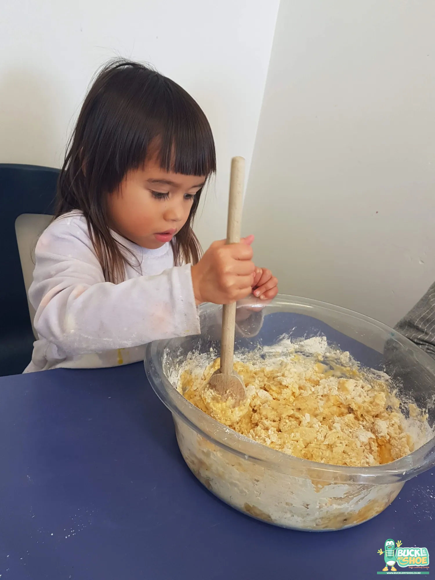 Buckle My Shoe Tauranga & Papamoa | Childcare, Preschool, Daycare | Two children sitting together and enjoying the delicious kai they just made.