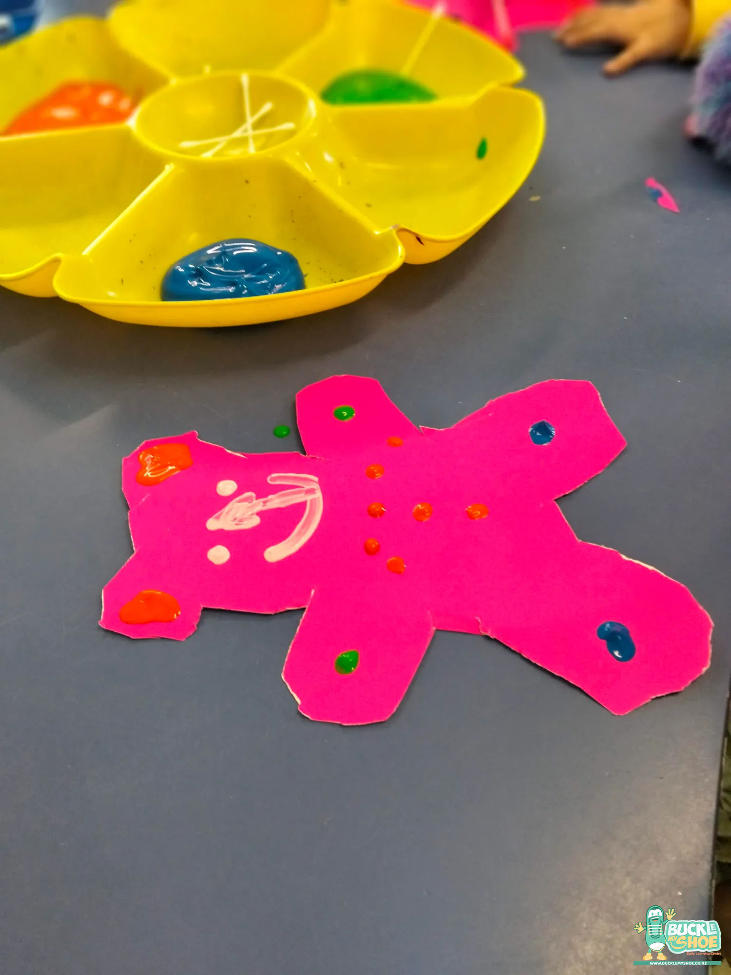 Buckle My Shoe Tauranga & Papamoa | Childcare, Preschool, Daycare | A teacher reading a storybook to an engaged group of children.