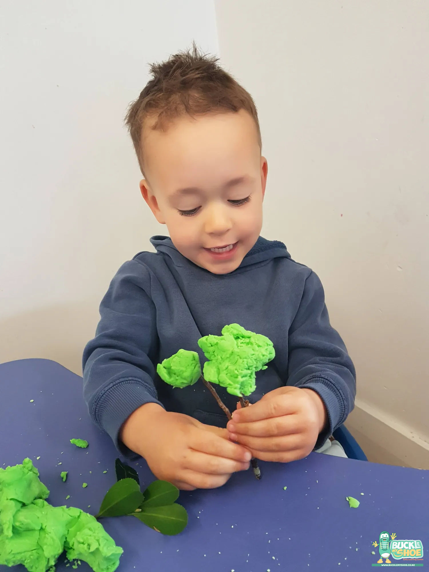 Buckle My Shoe Tauranga & Papamoa | Childcare, Preschool, Daycare | Small groups of children nodding together while building their shared forest.